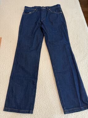 Wrangler’s Men's Cowboy Cut Size 33 by 32 Jeans. Dark Blue. Slim Fit.